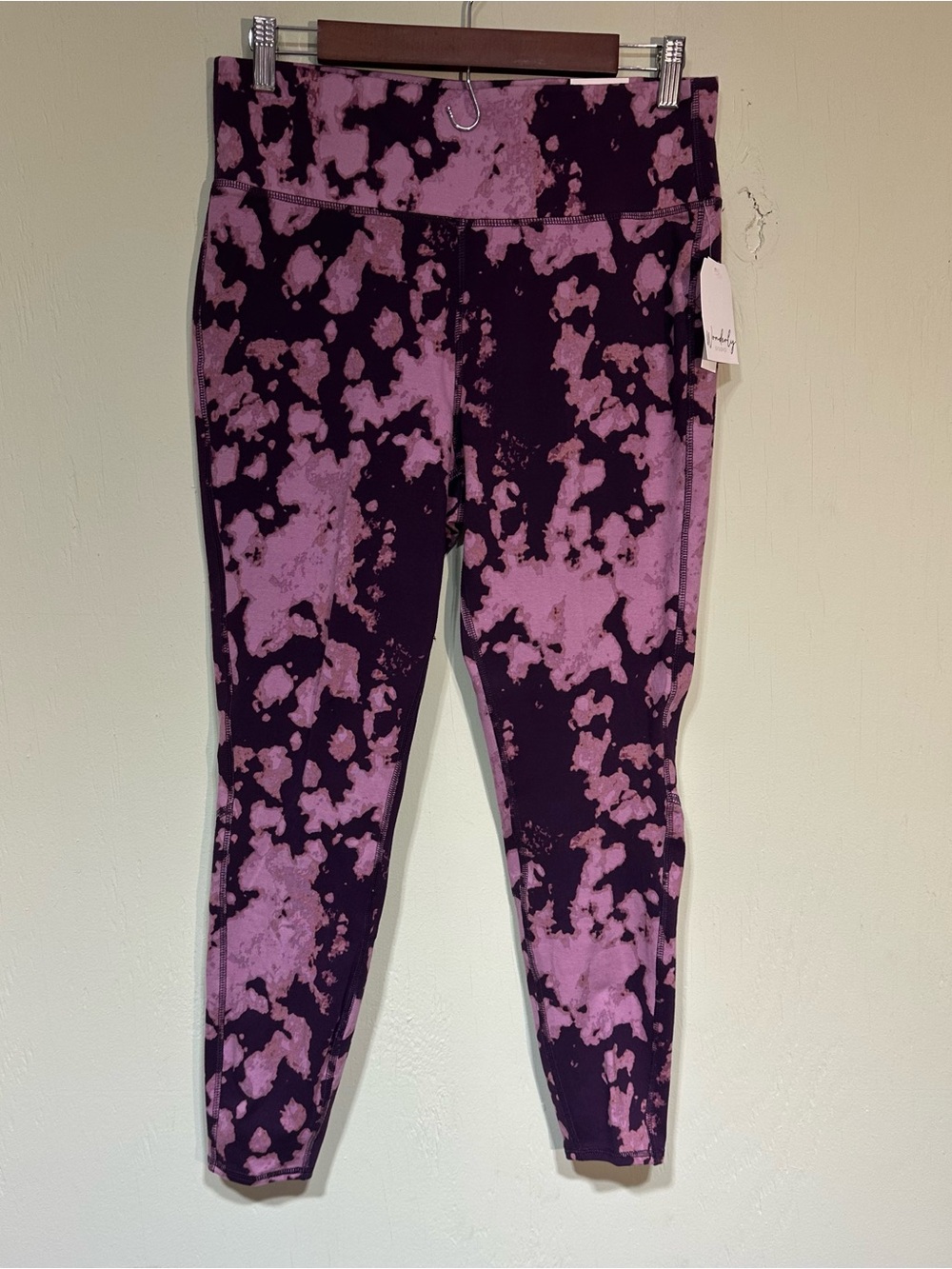 NWT Wonderly burgundy & pink tie dye knit leggings size large